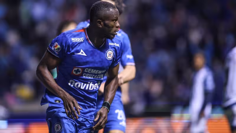 Larcamón pide intervención de FIFA por tema migratorio de Ebere