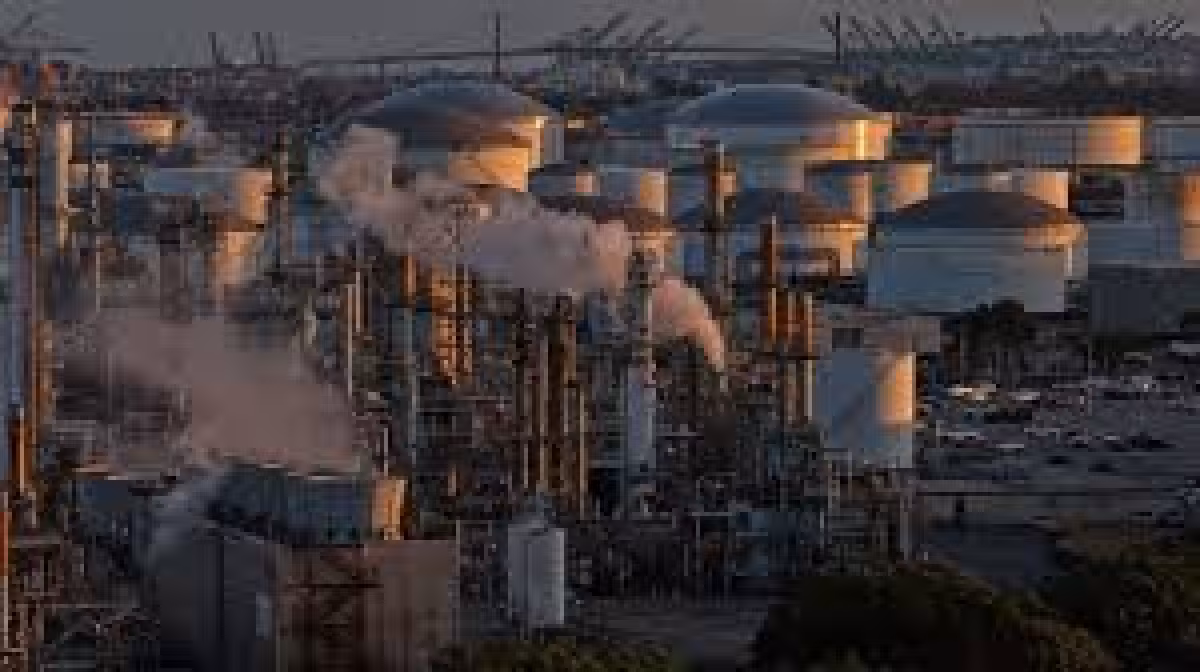 S&p edges higher as Iran deadline looms, oil swings on war fears