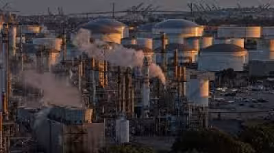 S&p edges higher as Iran deadline looms, oil swings on war fears