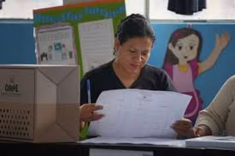 Perú se encamina a balotaje presidencial, pero sigue el conteo y aún no se conocen contendientes