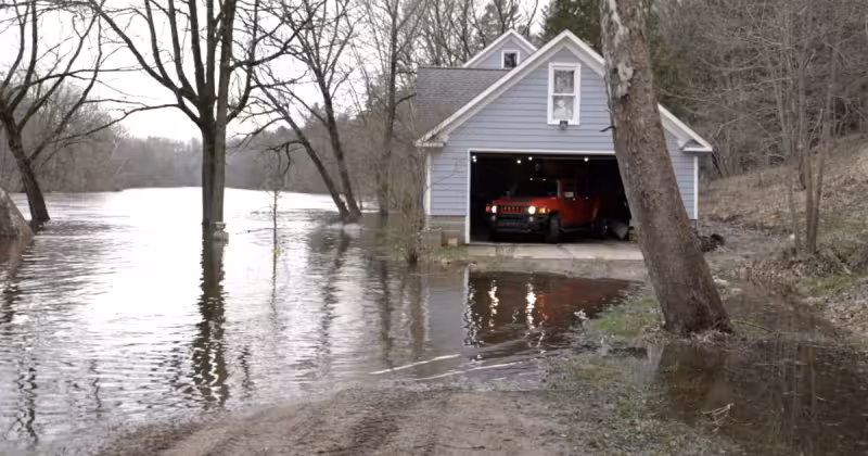 Neighbors along the Muskegon River prepare for flooding as water levels rise