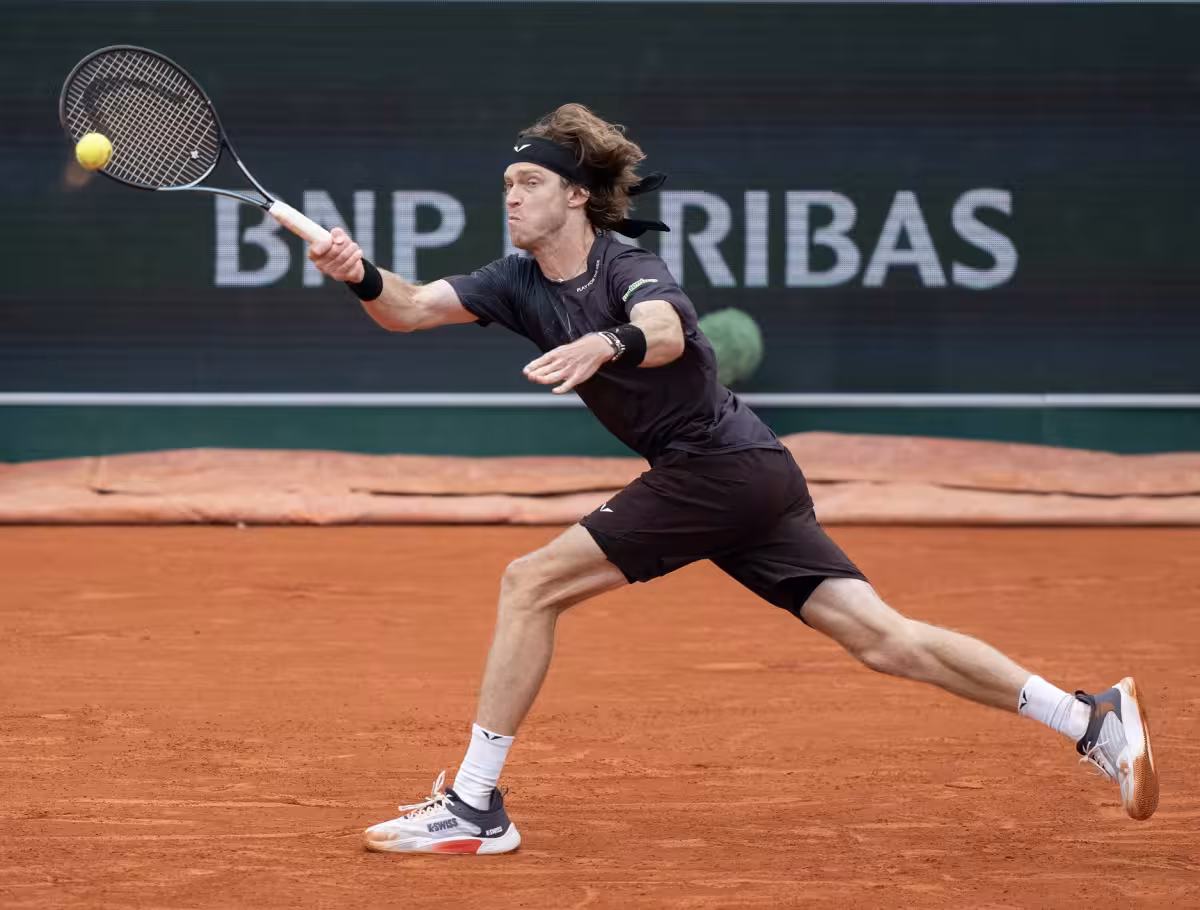 Lorenzo Sonego faces Rublev in Barcelona after long injury layoff