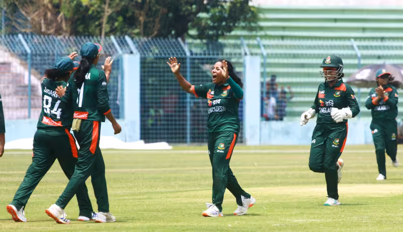 The Bangladesh Women's add another feather, as the girls hunt down the Lankans.